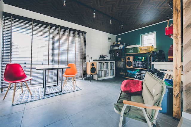 椅子とテーブルのある土間