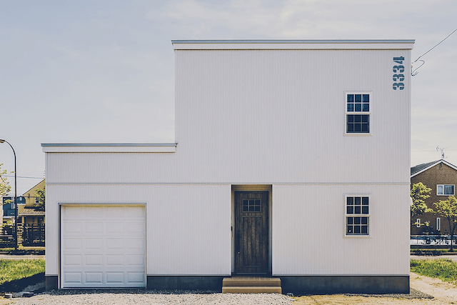 白い外観のガレージハウス