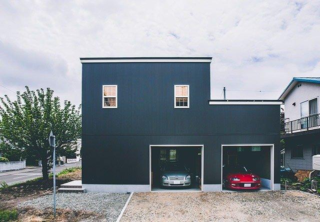 車2台を駐車できるガレージ