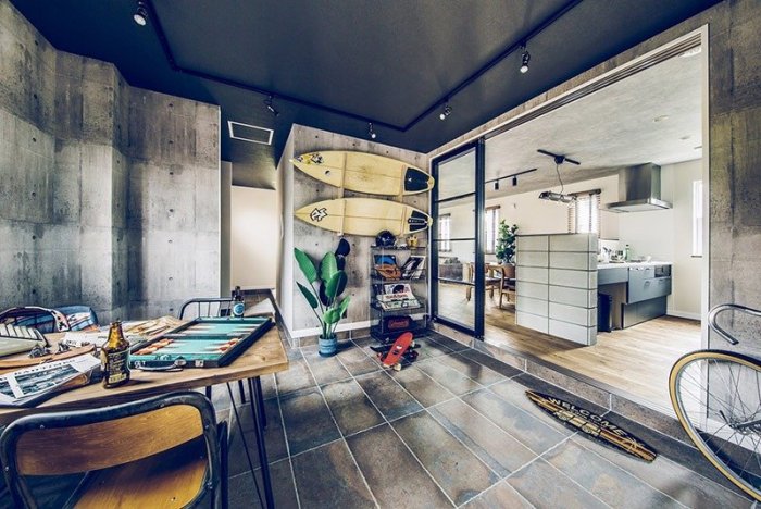 土間にサーフボードを収納