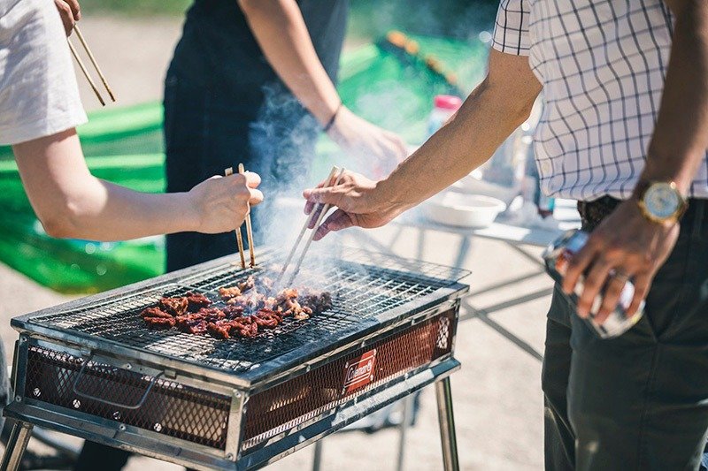 ガレージでBBQをしてキャンプ気分！換気対策もしっかりと！｜アメカジ工務店