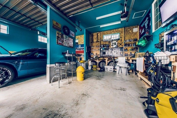 車好きが集う、ガレージショップのような家
