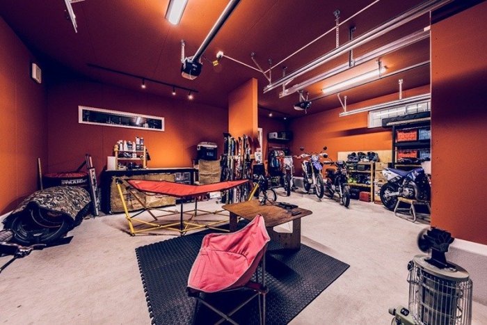 遊び心を刺激する、ダブルガレージの家