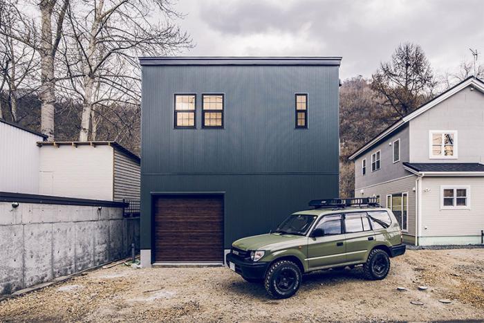 遊び心たっぷりの​ガレージの​ある家
